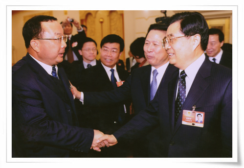 在十一屆全國人大會議上，時任中共中央總書記胡錦濤親切接見集團(tuán)創(chuàng)始人劉慶年